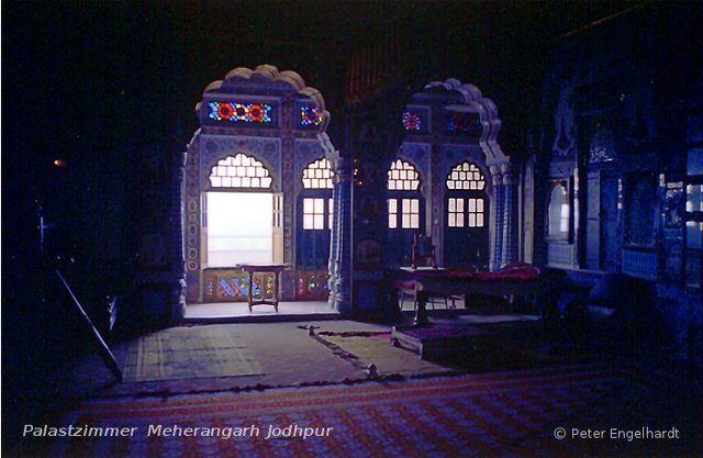 Fälschlicherweise wird Jodhpur in manchen Nachschlagewerken auch Jodpur geschrieben. Foto eines Palastraumes auf der Festung Meherangarh.